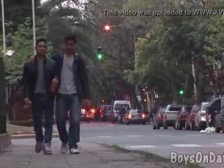 Dua pemuda menghubungkan naik untuk homoseks pria satu-satu